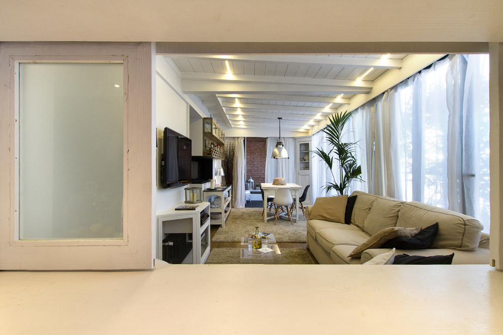 Mittelgroßes, Repräsentatives, Offenes Shabby-Look Wohnzimmer mit weißer Wandfarbe, hellem Holzboden, Eckkamin, Kaminumrandung aus Holz und TV-Wand in Mailand