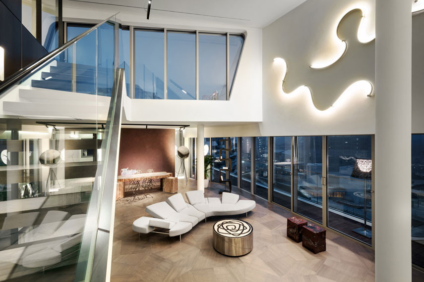 Esempio di un grande soggiorno boho chic stile loft con angolo bar, pareti bianche, parquet chiaro, TV nascosta e pavimento multicolore