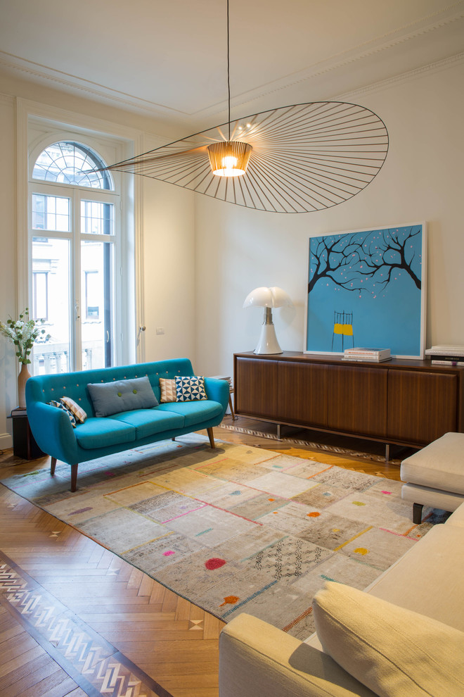 Abgetrenntes Modernes Wohnzimmer mit weißer Wandfarbe und braunem Holzboden in Mailand