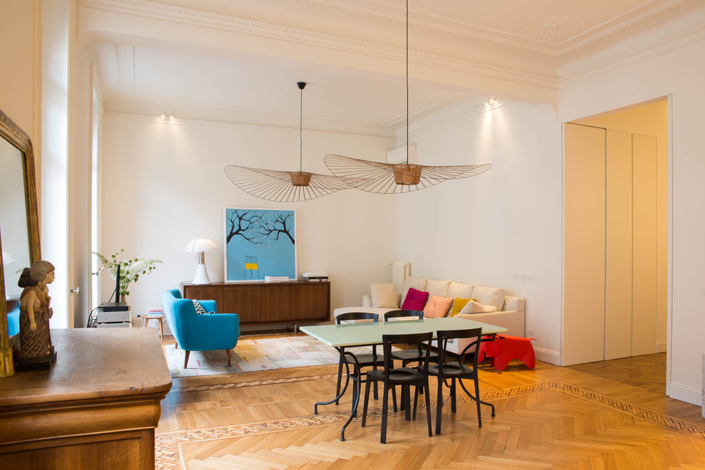 Modelo de sala de estar abierta contemporánea de tamaño medio con paredes blancas y suelo de madera en tonos medios
