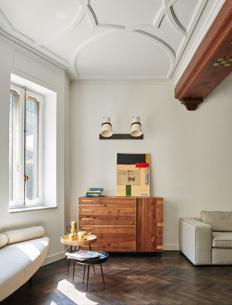 Diseño de sala de estar abierta actual de tamaño medio con paredes blancas y suelo de madera en tonos medios
