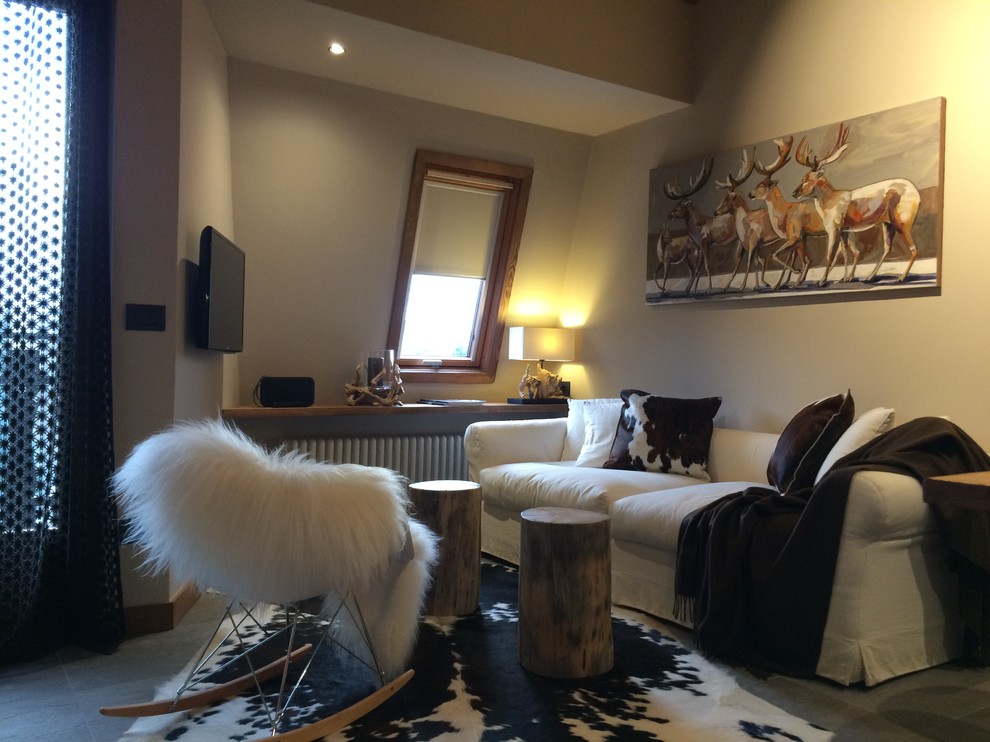 Offenes, Mittelgroßes Uriges Wohnzimmer mit weißer Wandfarbe, TV-Wand, Keramikboden, Gaskamin und verputzter Kaminumrandung in Turin