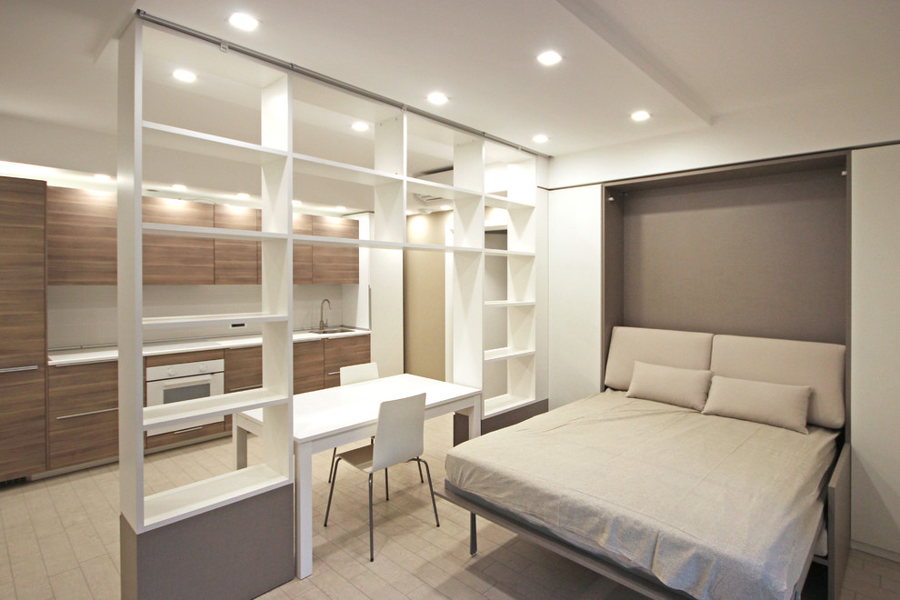 Ispirazione per un piccolo soggiorno moderno aperto con pareti bianche, pavimento in gres porcellanato, libreria, TV a parete e pavimento beige