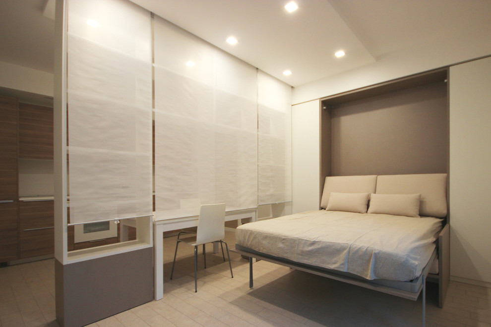 Ejemplo de dormitorio tipo loft moderno pequeño con paredes blancas, suelo de baldosas de porcelana y suelo beige
