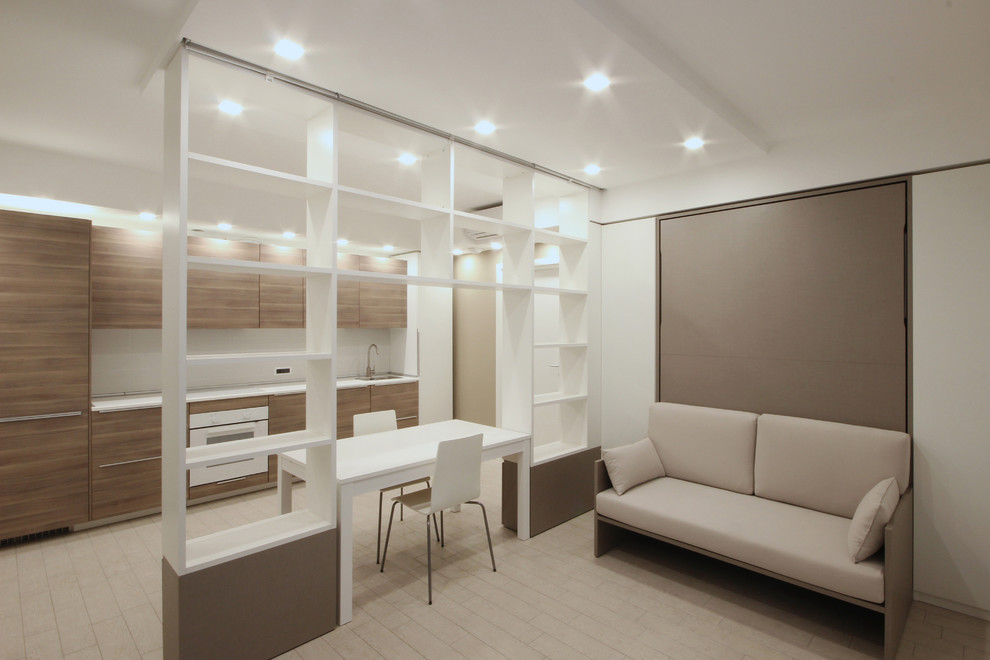 Immagine di un piccolo soggiorno minimalista aperto con libreria, pareti bianche, pavimento in gres porcellanato, TV a parete e pavimento beige