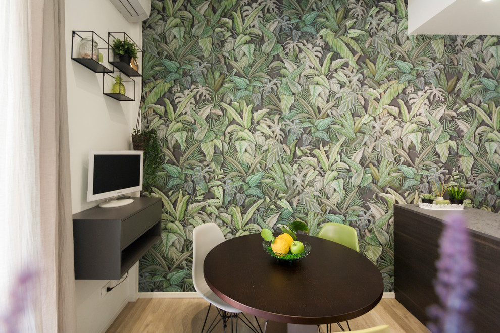 Idee per un piccolo soggiorno design aperto con pareti verdi, pavimento in vinile, parete attrezzata e pavimento marrone