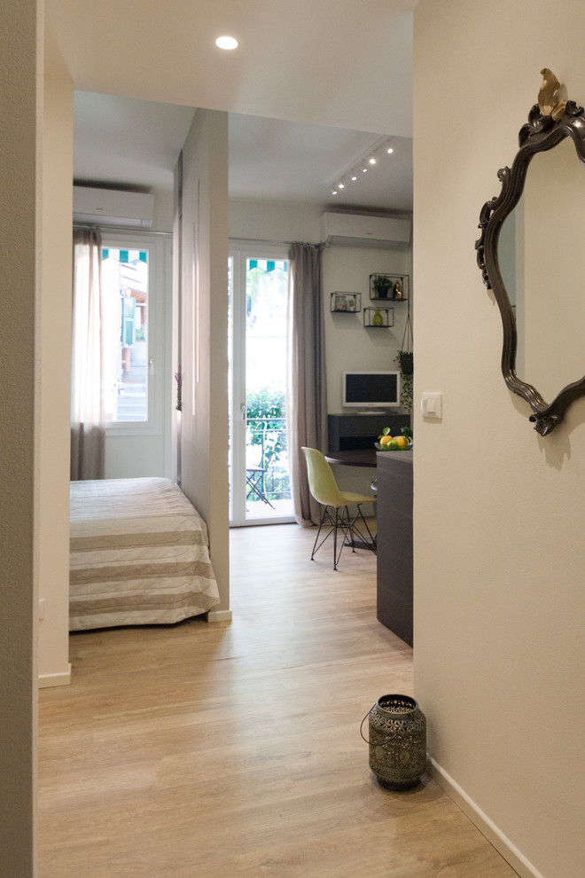 Aménagement d'un petit salon contemporain ouvert avec un mur vert, un sol en vinyl, un téléviseur encastré et un sol marron.