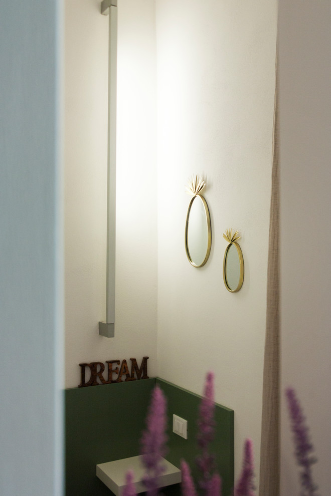 Idee per un piccolo soggiorno design aperto con pareti verdi, pavimento in vinile, parete attrezzata e pavimento marrone