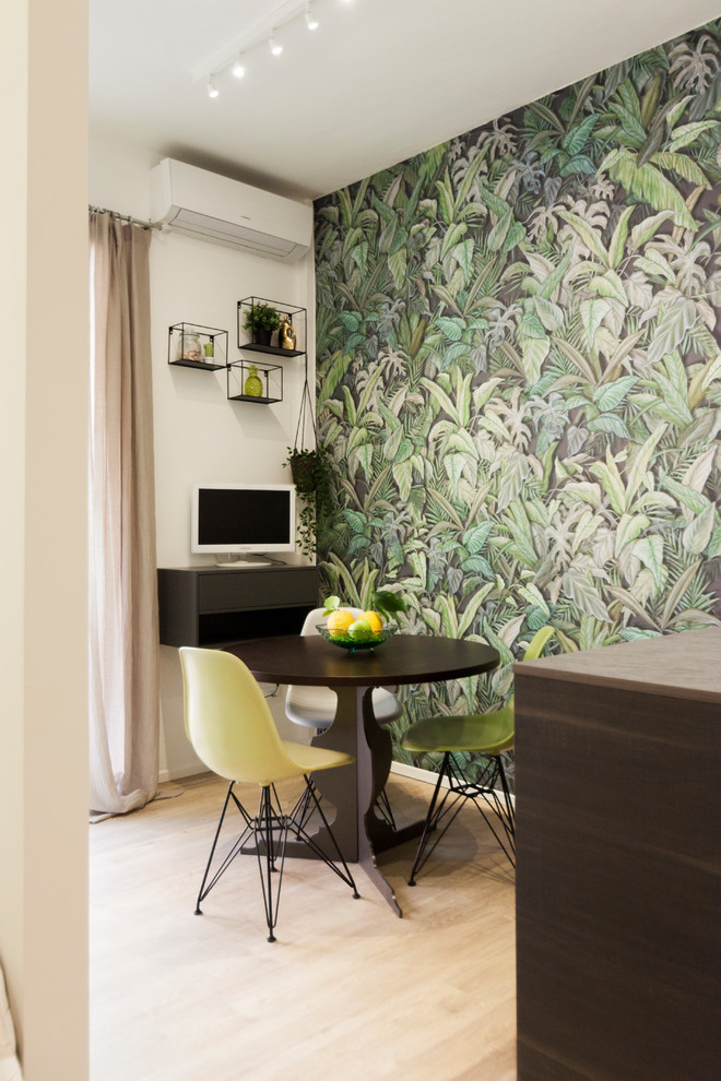 Esempio di un piccolo soggiorno minimal aperto con pareti verdi, pavimento in vinile, parete attrezzata e pavimento marrone