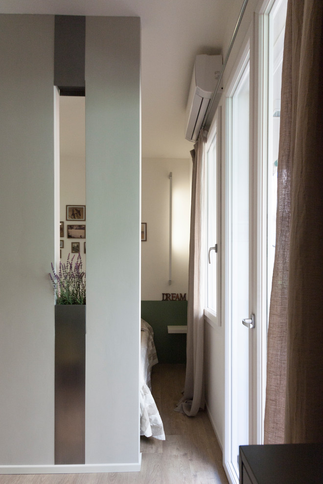 Ispirazione per un piccolo soggiorno contemporaneo aperto con pareti verdi, pavimento in vinile, parete attrezzata e pavimento marrone