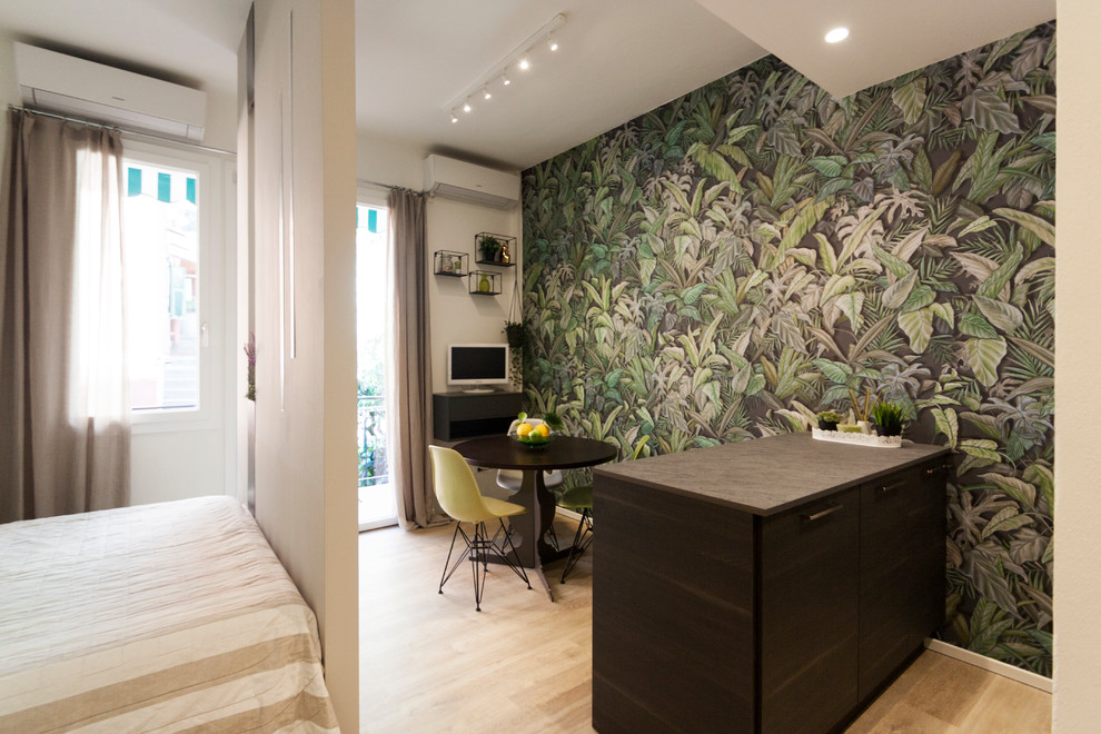 Esempio di un piccolo soggiorno design aperto con pareti verdi, pavimento in vinile, parete attrezzata e pavimento marrone