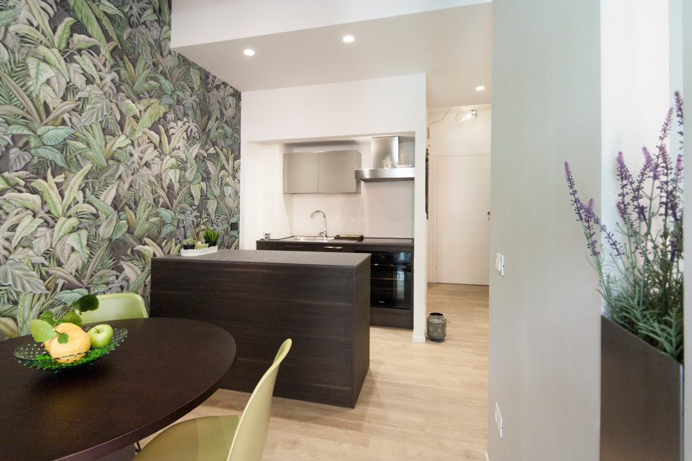 Cette image montre un petit salon design ouvert avec un mur vert, un sol en vinyl, un téléviseur encastré et un sol marron.