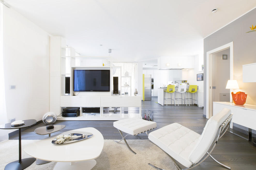 Foto di un grande soggiorno minimalista aperto con pavimento in legno verniciato, pareti bianche e parete attrezzata