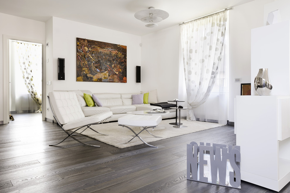 Idee per un grande soggiorno moderno aperto con pareti bianche, pavimento in legno verniciato e parete attrezzata