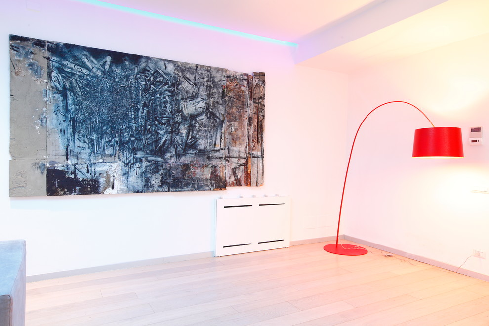 Idée de décoration pour un grand salon minimaliste ouvert avec un mur blanc et parquet clair.