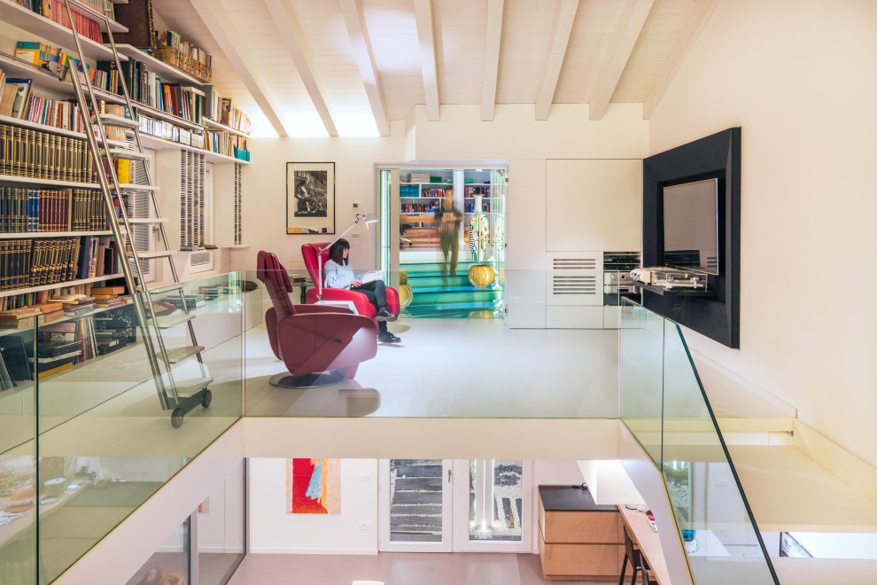 Foto di un soggiorno minimal stile loft con pareti bianche e TV a parete