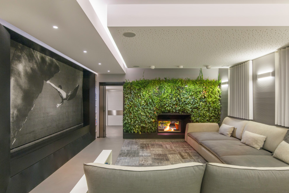 Modernes Wohnzimmer mit grauer Wandfarbe, Tunnelkamin und grauem Boden in Venedig