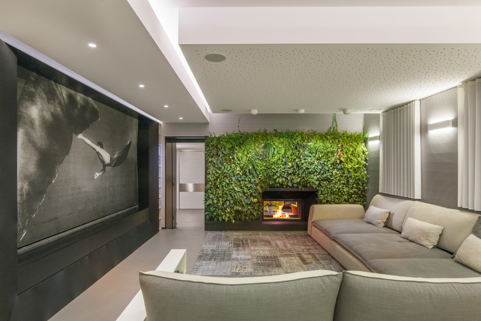 Foto di un grande soggiorno minimal aperto con sala formale, pareti bianche, pavimento in legno verniciato, parete attrezzata e pavimento bianco
