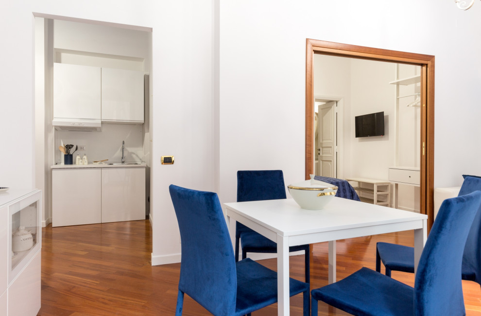 На фото: маленькая гостиная комната в стиле модернизм с белыми стенами и светлым паркетным полом для на участке и в саду