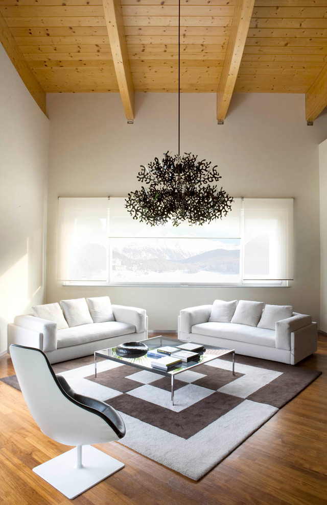 Esempio di un soggiorno design di medie dimensioni e chiuso con pareti bianche e pavimento in legno massello medio