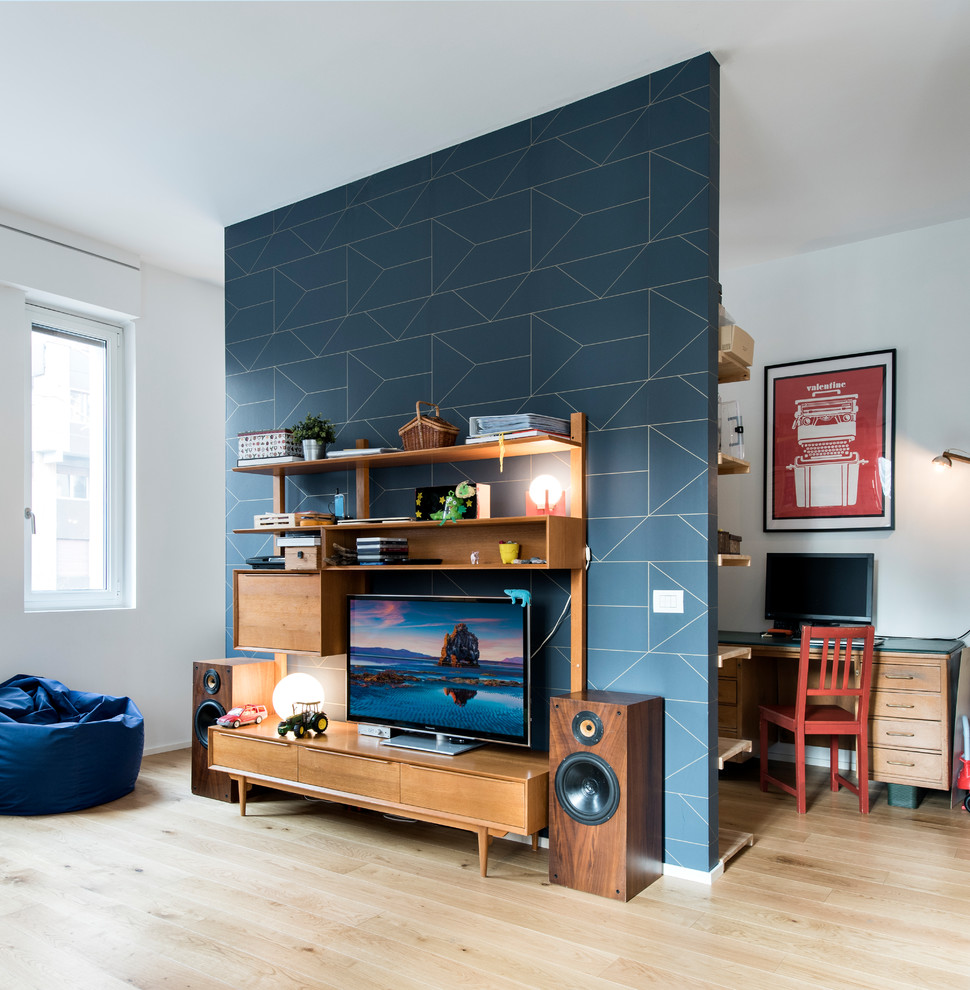 Idée de décoration pour une salle de séjour nordique de taille moyenne et ouverte avec une bibliothèque ou un coin lecture, un mur bleu, un sol en bois brun, un téléviseur encastré et un sol beige.