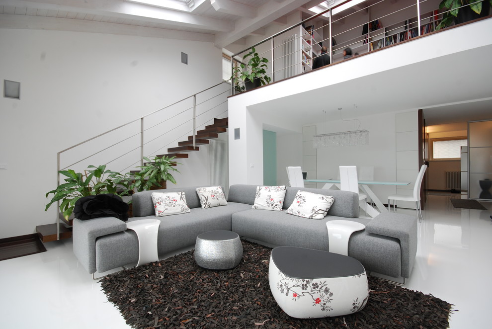 Diseño de salón contemporáneo con paredes blancas y suelo de baldosas de porcelana