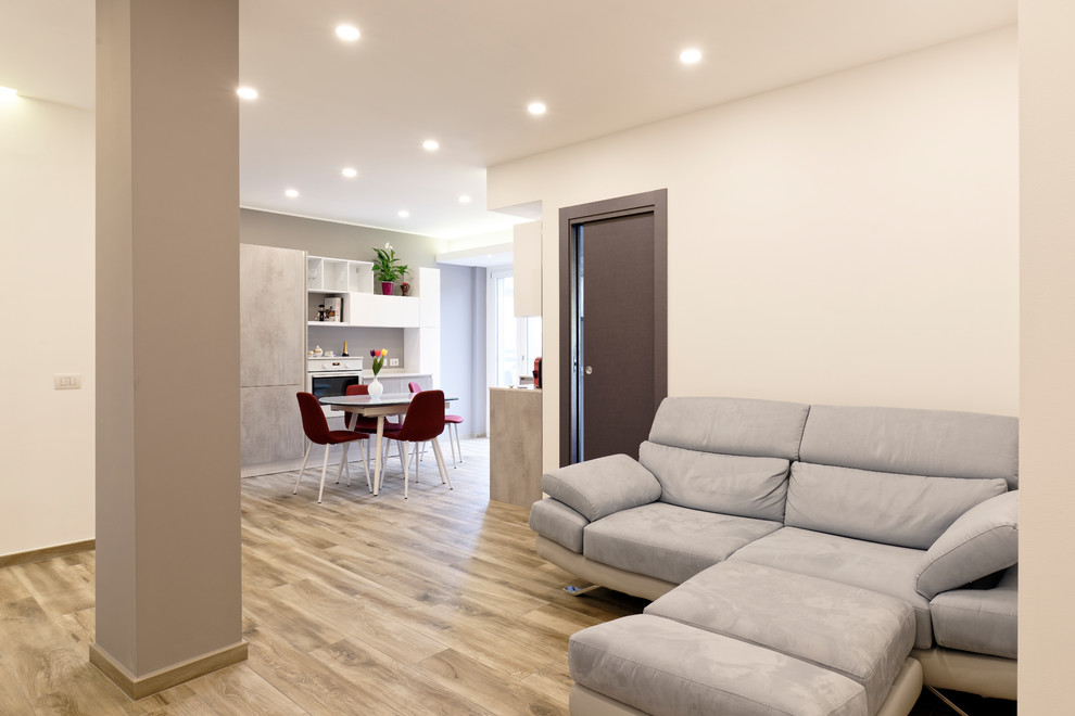 Modelo de sala de estar abierta contemporánea grande con paredes multicolor, suelo de baldosas de porcelana, televisor colgado en la pared y suelo marrón