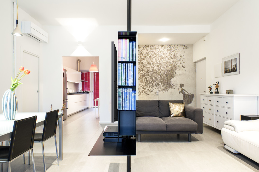 Идея дизайна: открытая гостиная комната среднего размера в современном стиле с белыми стенами, полом из керамогранита, телевизором на стене и бежевым полом без камина