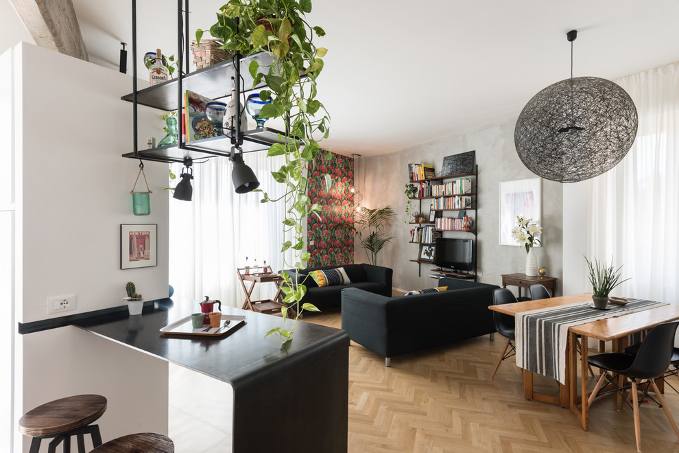 Idee per un soggiorno minimal aperto con libreria, pareti grigie, parquet chiaro, TV autoportante e pavimento marrone