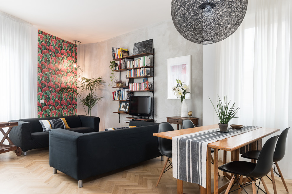 Foto di un soggiorno design aperto con libreria, pareti grigie, parquet chiaro, nessun camino, TV autoportante e pavimento marrone