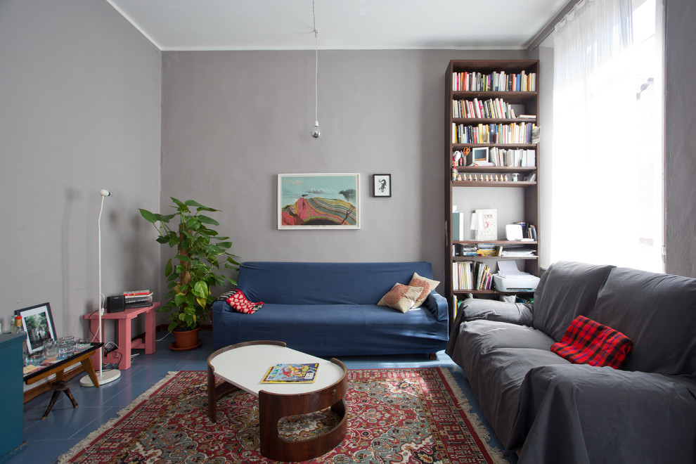 Idee per un grande soggiorno bohémian chiuso con libreria, pareti grigie, pavimento con piastrelle in ceramica, nessun camino, nessuna TV e pavimento blu