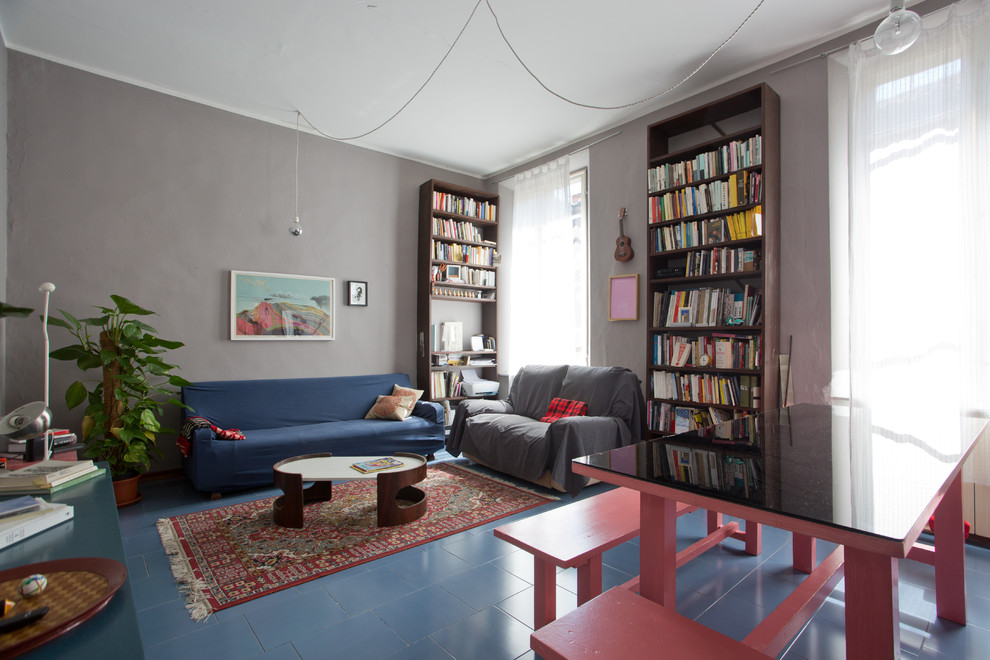 Immagine di un grande soggiorno eclettico chiuso con libreria, pareti grigie, pavimento con piastrelle in ceramica, nessun camino, nessuna TV e pavimento blu