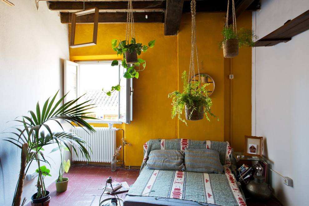 Пример оригинального дизайна: открытая гостиная комната среднего размера в средиземноморском стиле с оранжевыми стенами, полом из терракотовой плитки и красным полом без телевизора