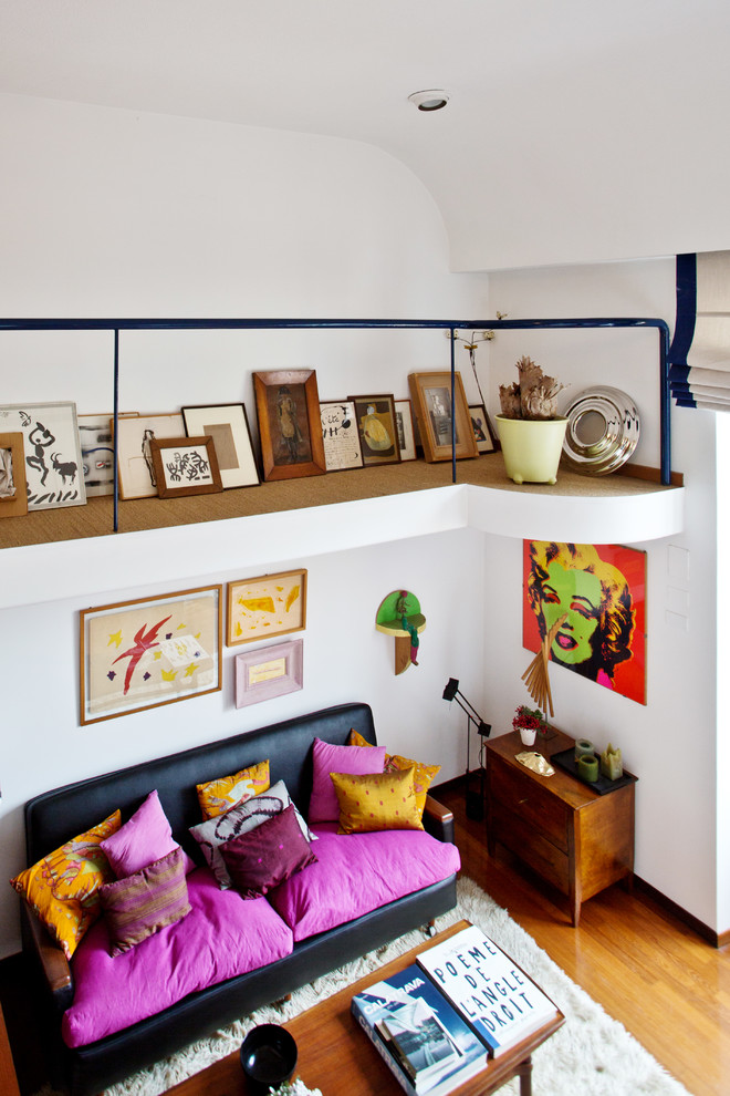 На фото: маленькая двухуровневая гостиная комната в стиле фьюжн с белыми стенами, светлым паркетным полом, отдельно стоящим телевизором и коричневым полом для на участке и в саду с