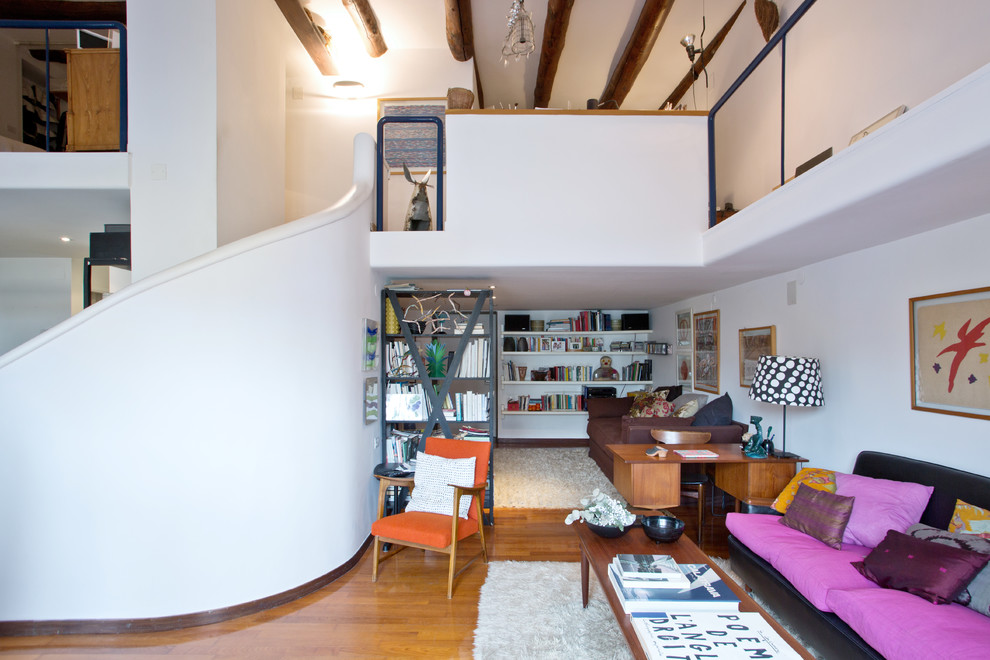 Идея дизайна: маленькая двухуровневая гостиная комната в стиле фьюжн с белыми стенами, светлым паркетным полом, отдельно стоящим телевизором и коричневым полом для на участке и в саду