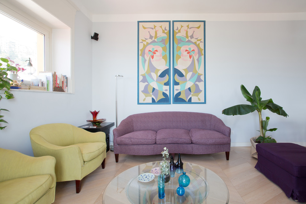 Geräumiges, Offenes Stilmix Wohnzimmer mit braunem Holzboden, TV-Wand und beigem Boden in Neapel