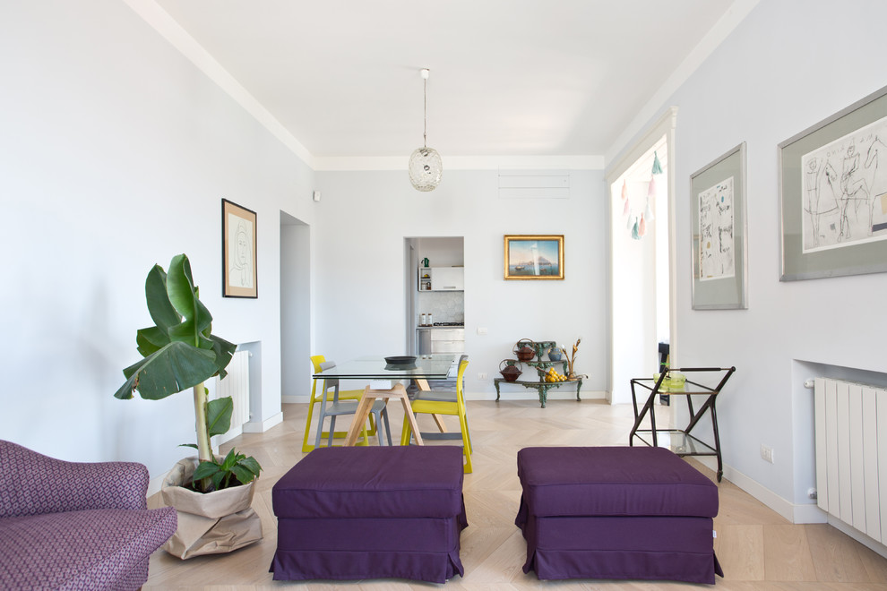 Imagen de sala de estar abierta ecléctica extra grande con suelo de madera en tonos medios, televisor colgado en la pared y suelo beige