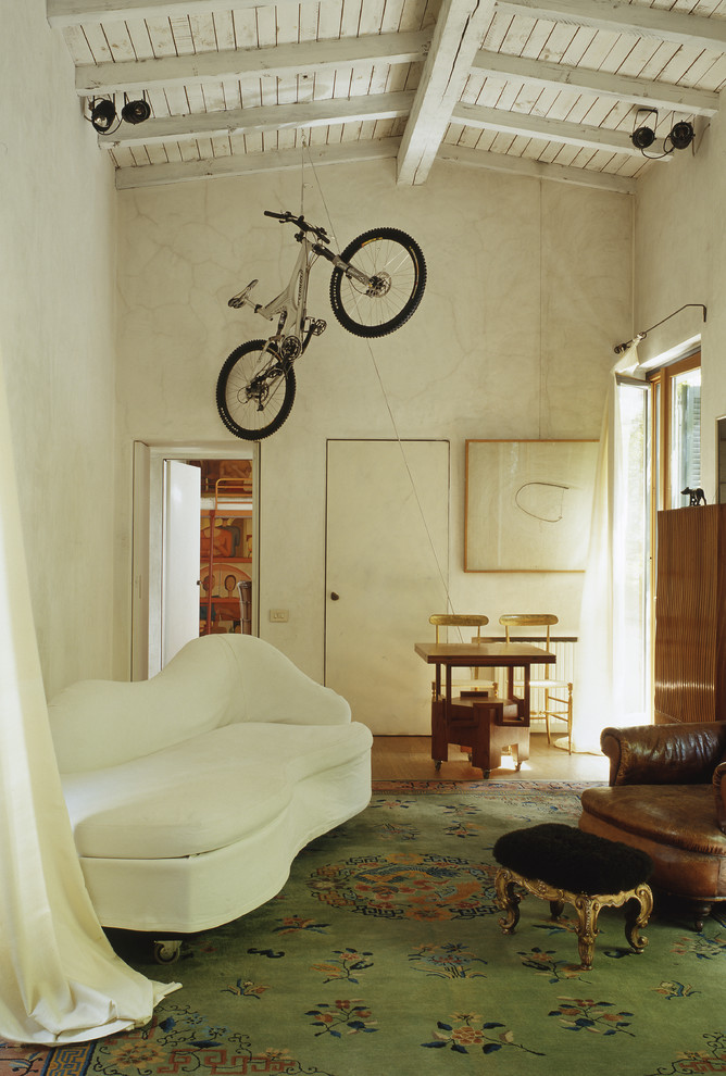 Exemple d'une salle de séjour éclectique avec un mur blanc.