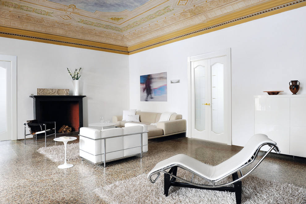 Foto di un grande soggiorno contemporaneo con sala formale, pareti bianche e camino classico
