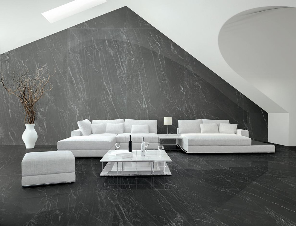 Diseño de sala de estar actual con paredes negras, suelo de baldosas de porcelana y suelo negro