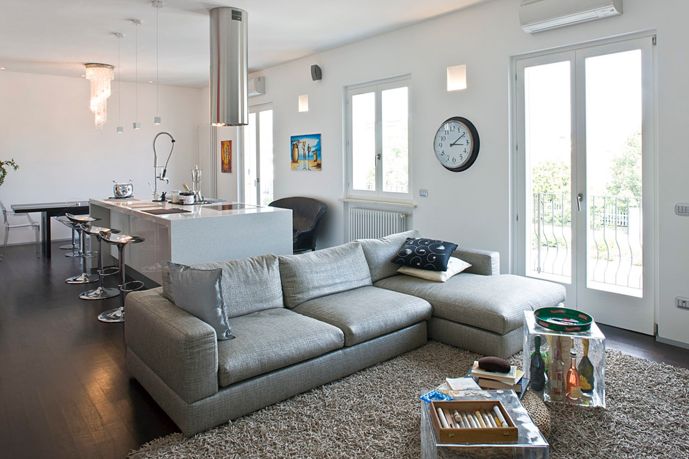 Foto di un ampio soggiorno minimal aperto con pareti bianche e parquet scuro