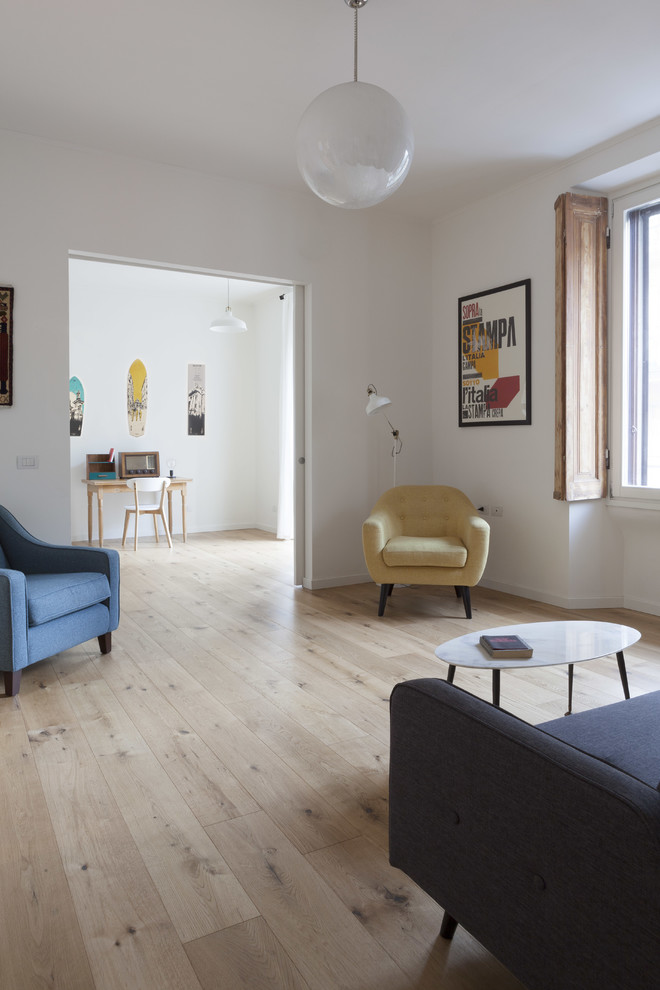 Aménagement d'un salon scandinave de taille moyenne et ouvert avec un mur blanc, parquet clair, aucun téléviseur et un sol marron.