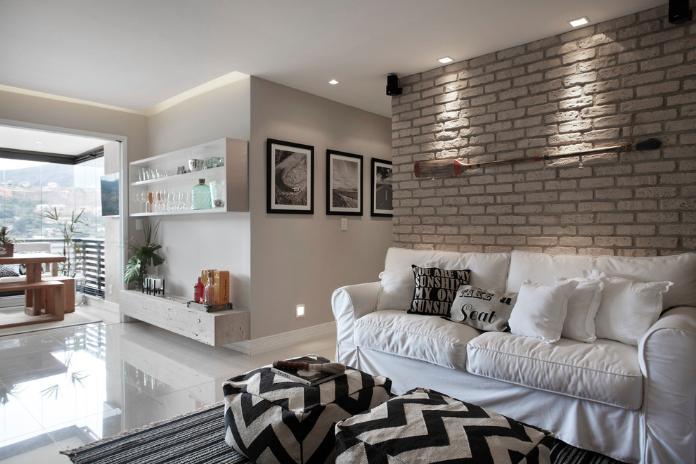 Cette image montre une salle de séjour design de taille moyenne et ouverte avec un mur beige, un sol en carrelage de porcelaine, cheminée suspendue, un manteau de cheminée en pierre, un téléviseur fixé au mur et un sol beige.