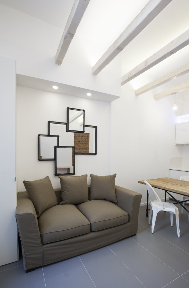 Idéer för ett mellanstort modernt allrum med öppen planlösning, med vita väggar, klinkergolv i porslin och grått golv
