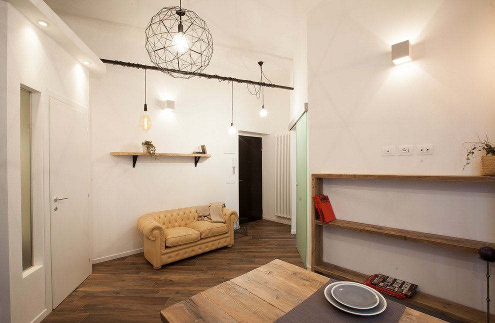 Foto di un soggiorno industriale di medie dimensioni e stile loft con pareti bianche, pavimento in gres porcellanato e pavimento marrone