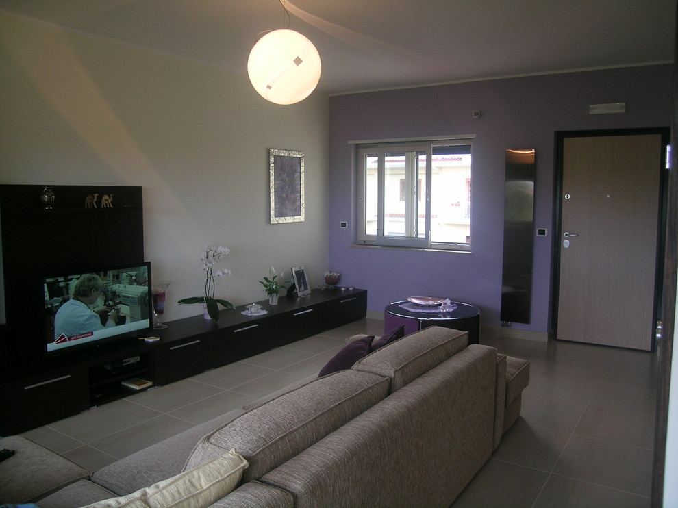 Idée de décoration pour une salle de séjour minimaliste de taille moyenne et ouverte avec un sol en carrelage de porcelaine, un téléviseur encastré, un mur violet et un sol beige.