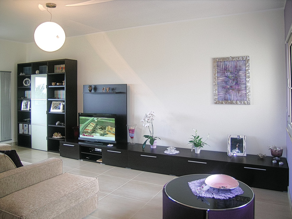 Ejemplo de sala de estar abierta moderna de tamaño medio con paredes blancas, suelo de baldosas de porcelana, pared multimedia y suelo beige