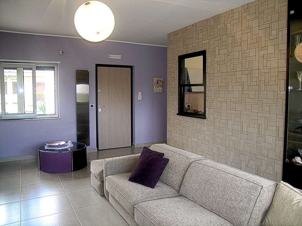 Idées déco pour un salon contemporain de taille moyenne et ouvert avec un mur violet, un sol en carrelage de porcelaine, un téléviseur encastré et un sol beige.
