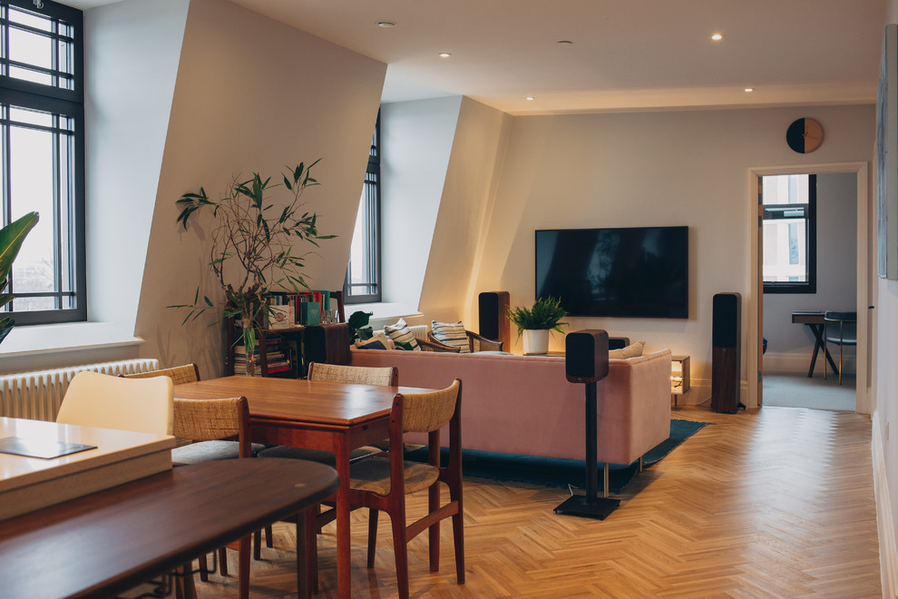 Kleines, Offenes Eklektisches Wohnzimmer mit grauer Wandfarbe, hellem Holzboden, TV-Wand und braunem Boden in London