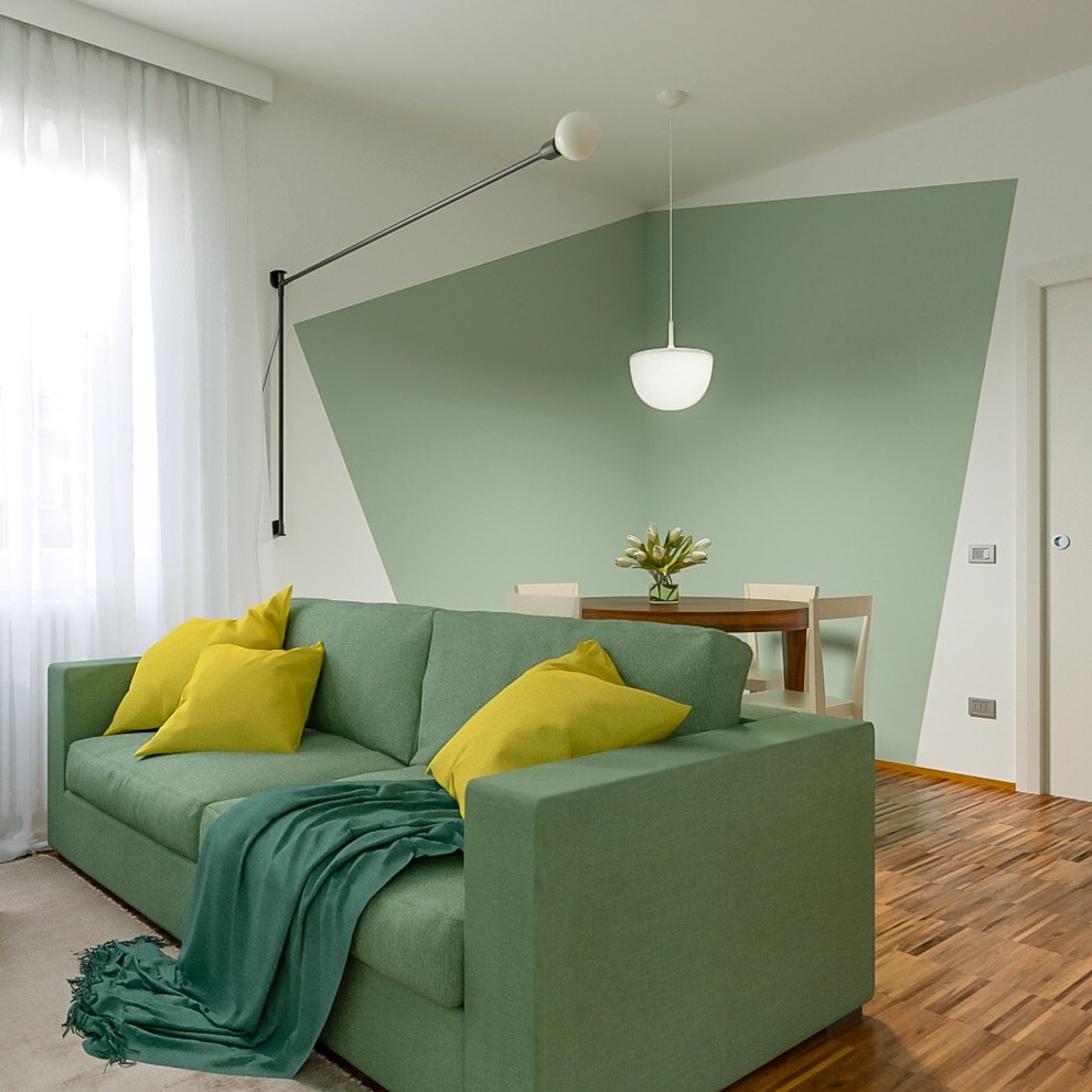 Esempio di un piccolo soggiorno minimal aperto con angolo bar, pareti multicolore, parquet scuro e parete attrezzata